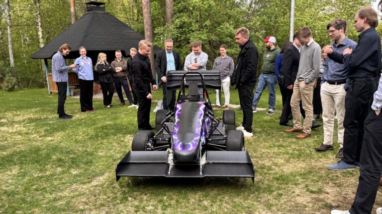 Formula Student Oulu -kilpa-autoa kehittävä opiskelijatiimi hyödyntää Aliner3D:n valmistamia hiilikuitumuotteja, prototyyppejä ja 3D-tulostettuja osia motorsport-käyttöön.